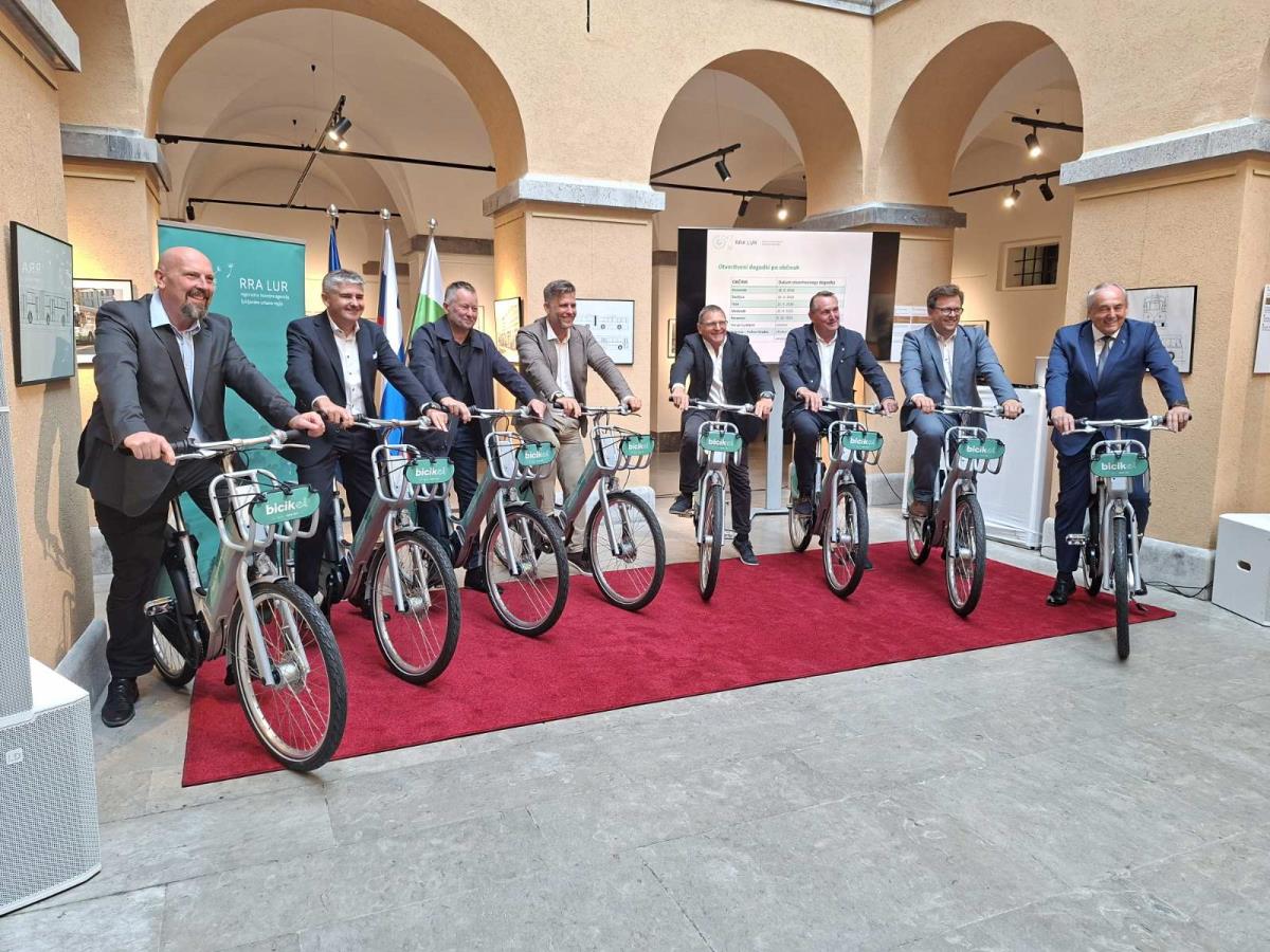Župan Jurij Kern je prevzel e-kolesa za Občino Komenda